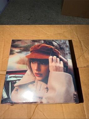 Taylor Swift Red TV 300 Piece Puzzle